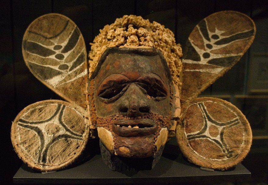 /wikipedia/commons/9/9e/Wooden_dance_mask_from_Papua_New_Guinea