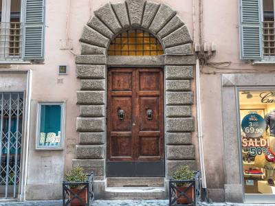 Colonna-Suite-Del-Corso-Rome The entrance door to Colonna Suite Del Corso hotel in Rome